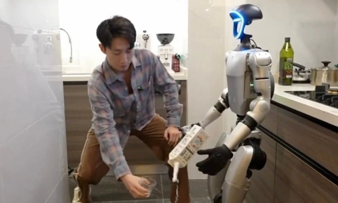 You are currently viewing Chinese Influencer Spends $1,400 Date with Humanoid Robot G1 Goes Viral