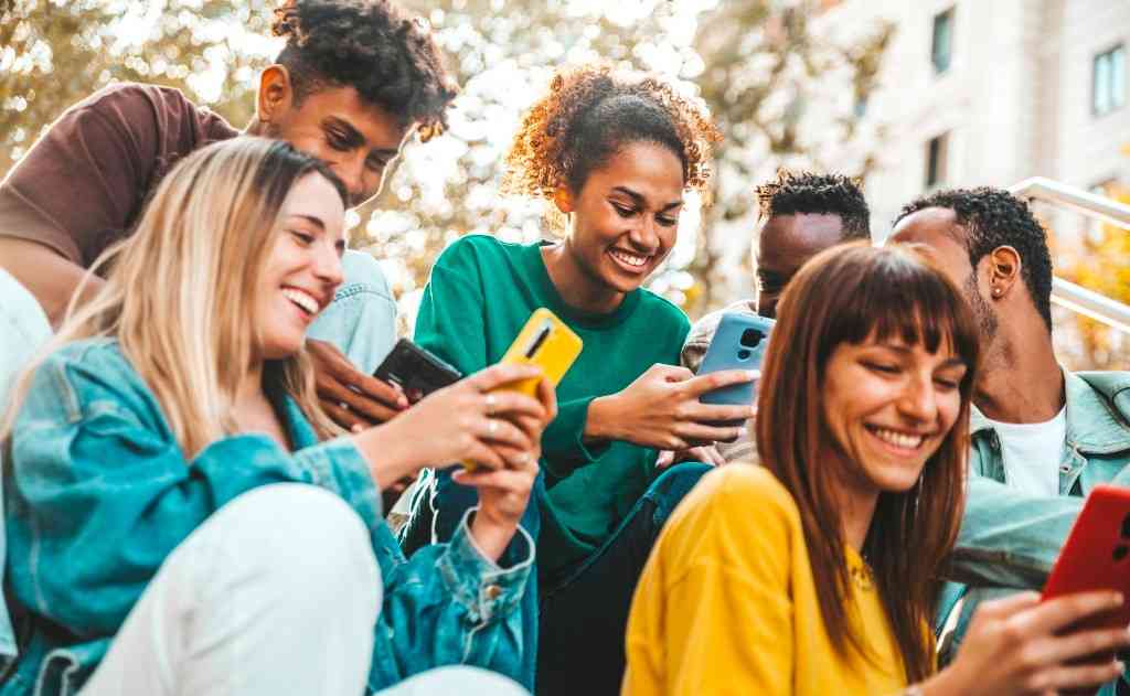 Read more about the article UK Social Media Ban for Under 16s: Government Targets AI Chatbots in New Safety Push