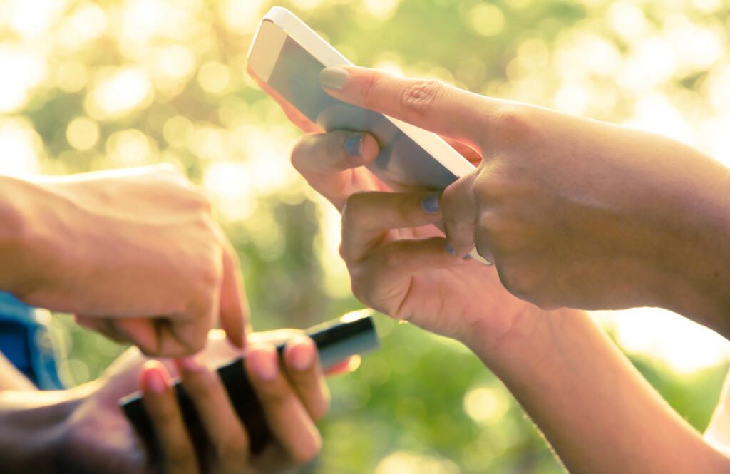 Read more about the article Australia AI Age Verification Law: Regulator Warns App Stores and Search Engines Over Teen Access