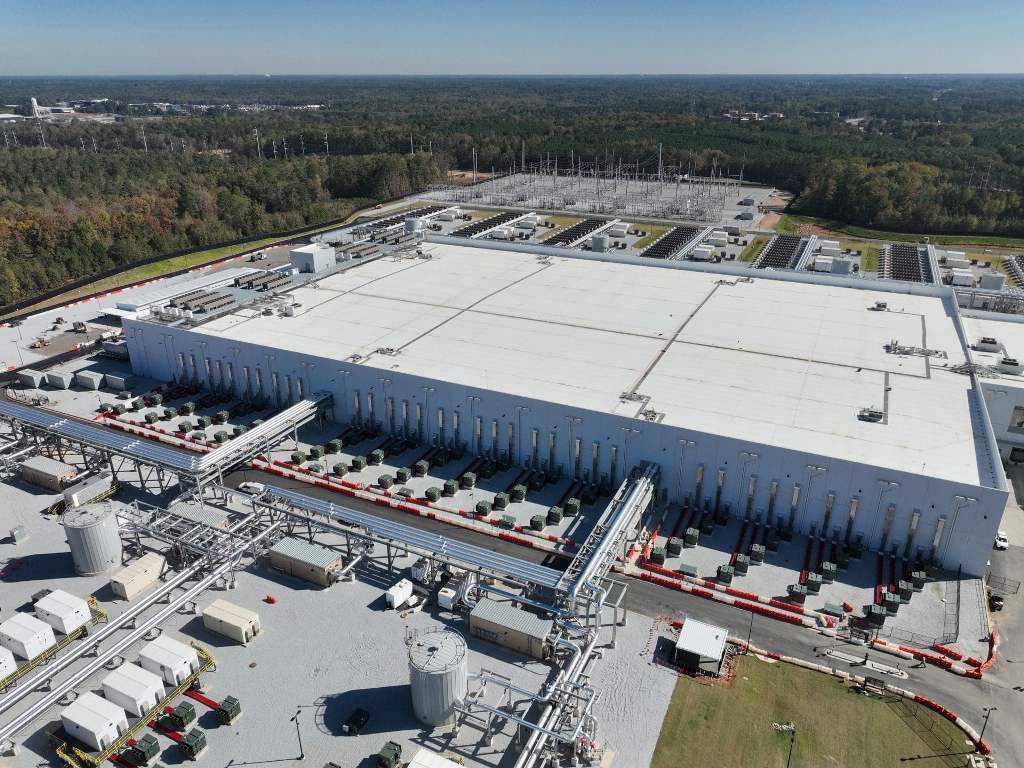 Read more about the article Maine Governor Vetoes Data Center Moratorium, Keeping New Projects Alive