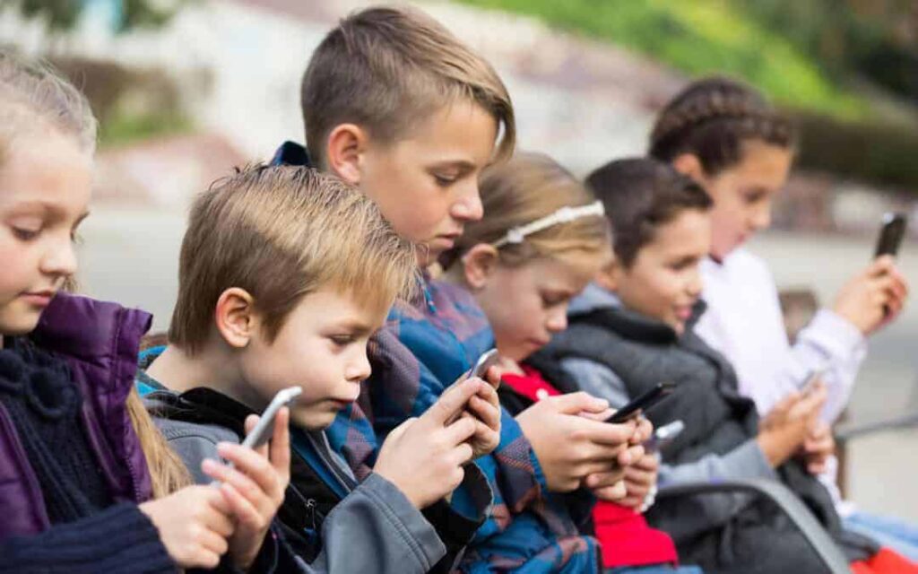 Read more about the article Global Child Social Media Bans Expand as Countries Tighten Online Rules