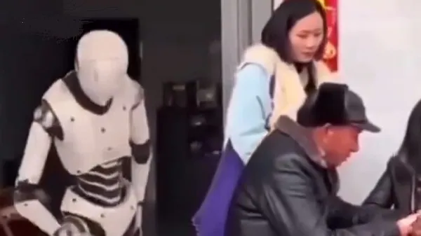 Read more about the article Woman Steals Bag from AI Robot’s Hand, Video Goes Viral