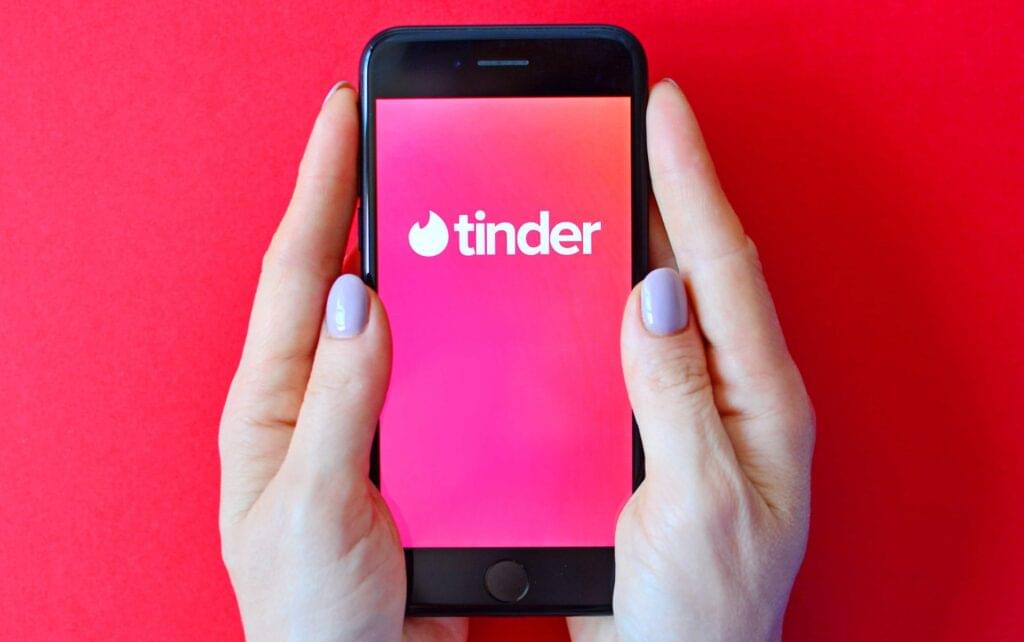 Read more about the article Tinder AI Feature Will Access Camera Roll to Learn About Users and Improve Matches